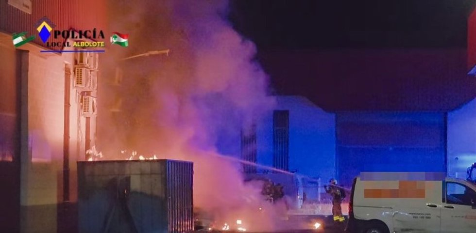 Incendio de varios vehículos en el Polígo Juncaril de Albolote (Granada).
