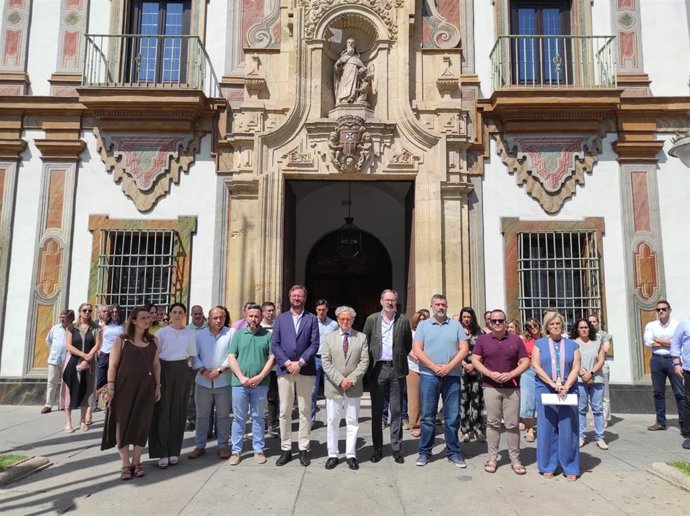 El presidente de la Diputación de Córdoba, Salvador Fuentes (centro), encabeza el minuto de silencio a las puertas del Palacio de la Merced por las víctimas del incendio de Almería.