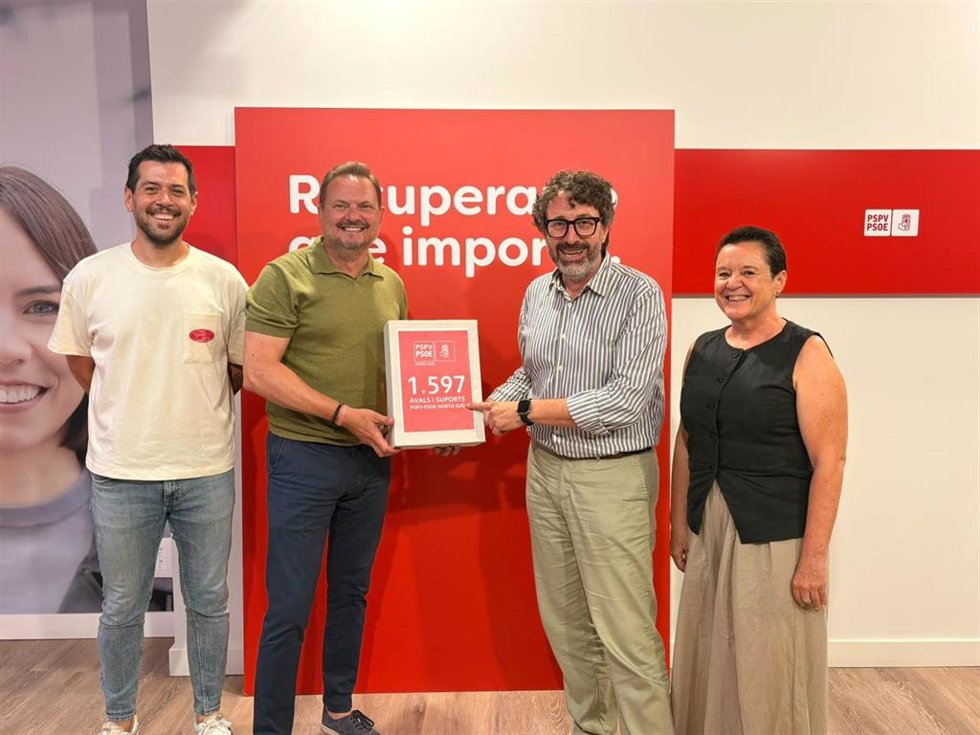 El secretario de Organización del PSPV-PSOE, Vicent Mascarell, junto a los representantes de las agrupaciones socialistas de Horta Nord y la Vega Baja