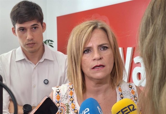 La delegada del Gobierno en la Comunitat Valenciana, secretaria general del PSPV-PSOE en València y candidata socialista a la alcaldía de esta ciudad, Pilar Bernabé, junto al portavoz del partido en el consistorio de la capital valenciana, Borja Sanjuan.