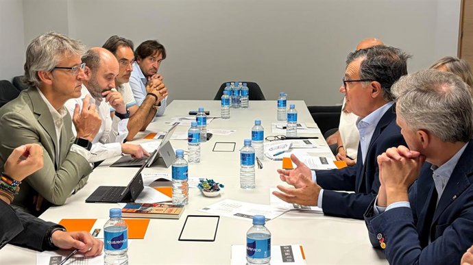 El consejero de Empresa, Empleo y Economía Social, Luis Alberto Marín, en un encuentro de trabajo con los representantes de Arema.