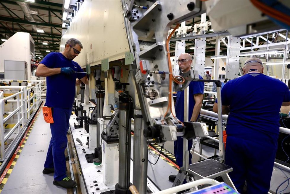Archivo - Operarios trabajando en la nueva línea de producción del A350 de la Planta de Airbus en El Puerto de Santa María (Cádiz) 12 de noviembre de 2025, en El Puerto de Santa María, Cádiz (Andalucía, España). 