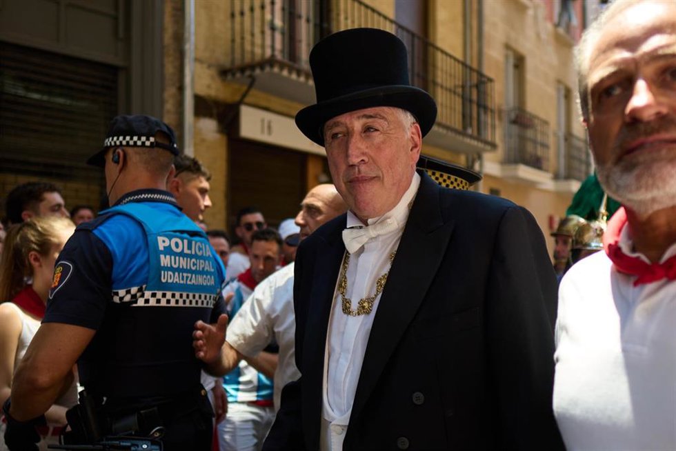 El alcalde de Pamplona, Joseba Asiron, durante la Procesión de San Fermín.