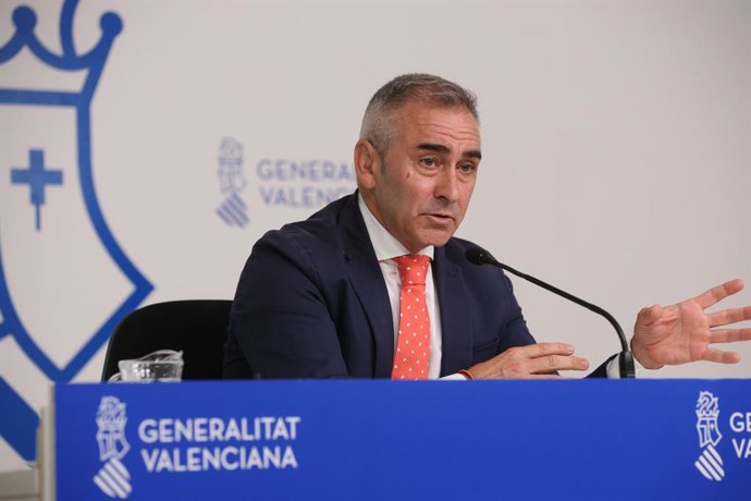Archivo - El portavoz del Consell y conseller de Agricultura, Agua, Ganadería y Pesca, Miguel Barrachina, durante una rueda de prensa posterior al pleno del Consell