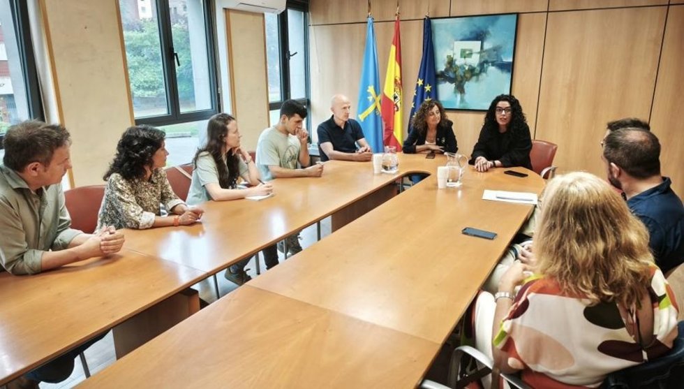 Las consejeras Eva Ledo, y Vanessa Gutiérrez, presiden la reunión con los colectivos de defensa de la lengua asturiana y el eonaviego: Adae, Iniciativa pol Asturianu y la Xunta pola Defensa de la Llingua.