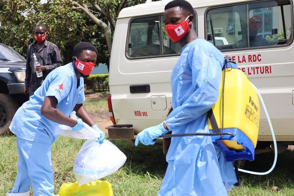 Archivo - Los trabajadores sanitarios desinfectan el equipo antes del entierro de una persona con sospecha de haber fallecido por ébola en Bunia, provincia de Ituri, República Democrática del Congo.  