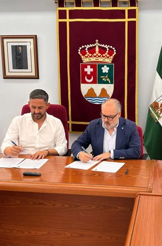 El delegado de Justicia, Administración Local y Función Pública de la Junta en Granada, Luis Recuerda, y el alcalde de Los Güájares, Antonio Mancilla.
