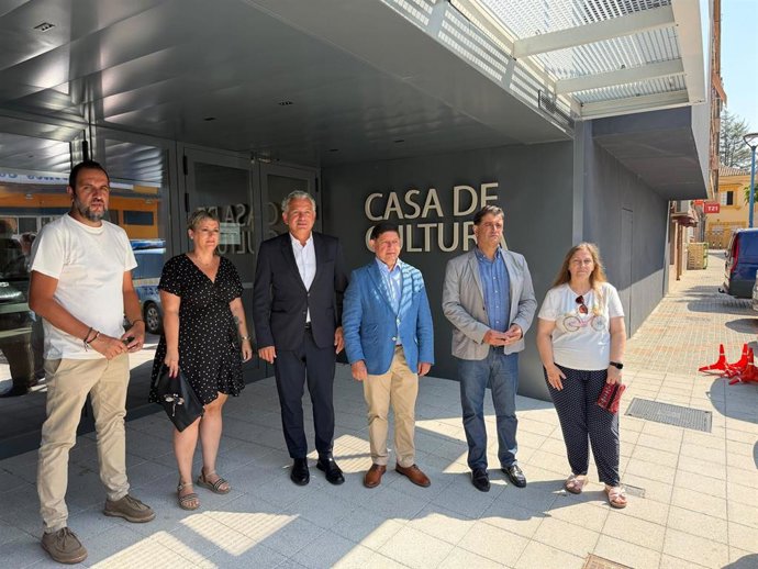 El delegado del Gobierno en Castilla y León, Nicanor Sen (centro izquierda), en la Casa de Cultura de Valencia de Don Juan (León).
