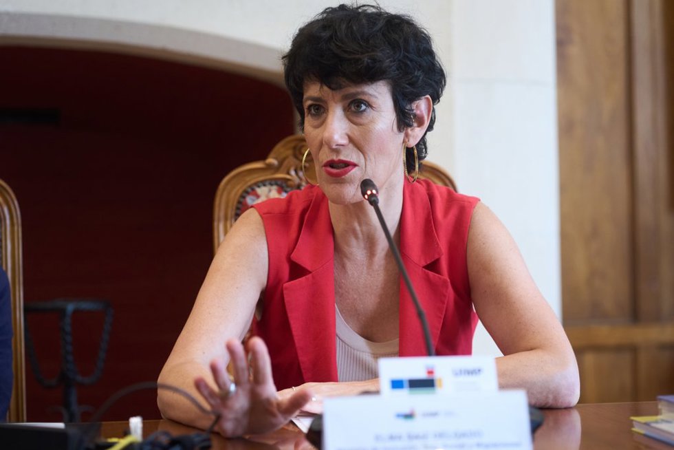 La ministra de Inclusión, Seguridad Social y Migraciones, Elma Saiz, atiende a los medios a su llegada para clausurar el seminario 'Seguridad social, un puente entre generaciones' durante los Cursos de Verano de la Universidad Internacional Menéndez 