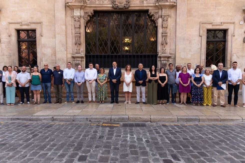El Ayuntamiento de Palma guarda un minuto de silencio por las víctimas del incendio de Los Gallardos.