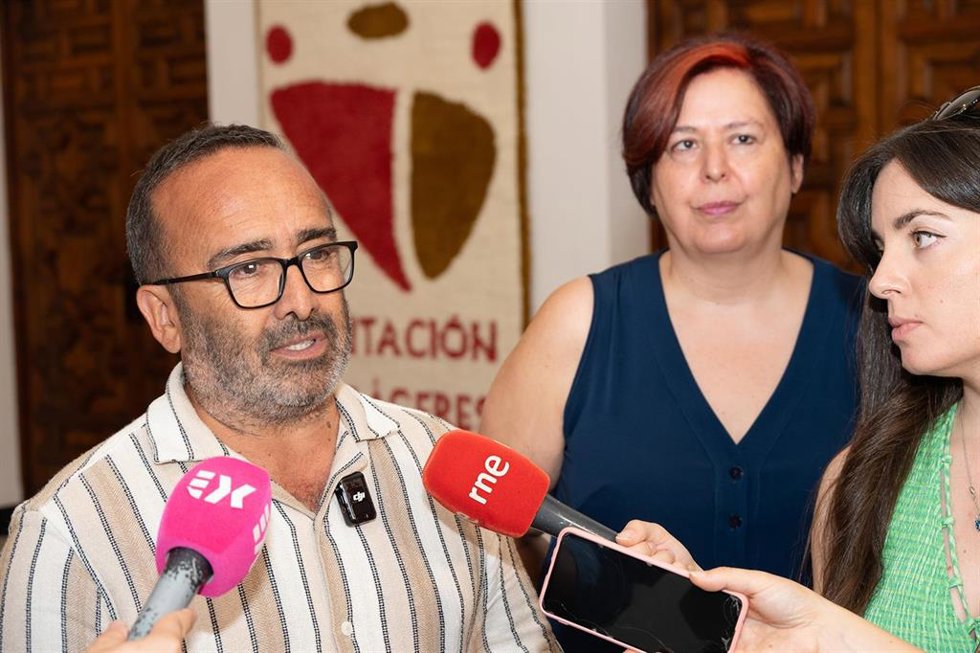 El presidente de la Diputación de Cáceres, Miguel Ángel Morales, atiende a los medios