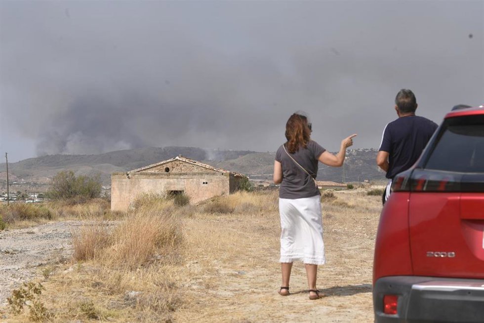 Dos personas observan el avance del incendio forestal, a 10 de julio de 2026, en Los Gallardos, Almería, Andalucía (España). 