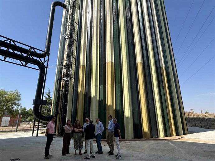 Visita de la consejera de Medio y Ambiente, María González Corral, y el alcalde de Valladolid, Jesús Julio Carnero, a la central de la red de calor Valladolid Oeste.