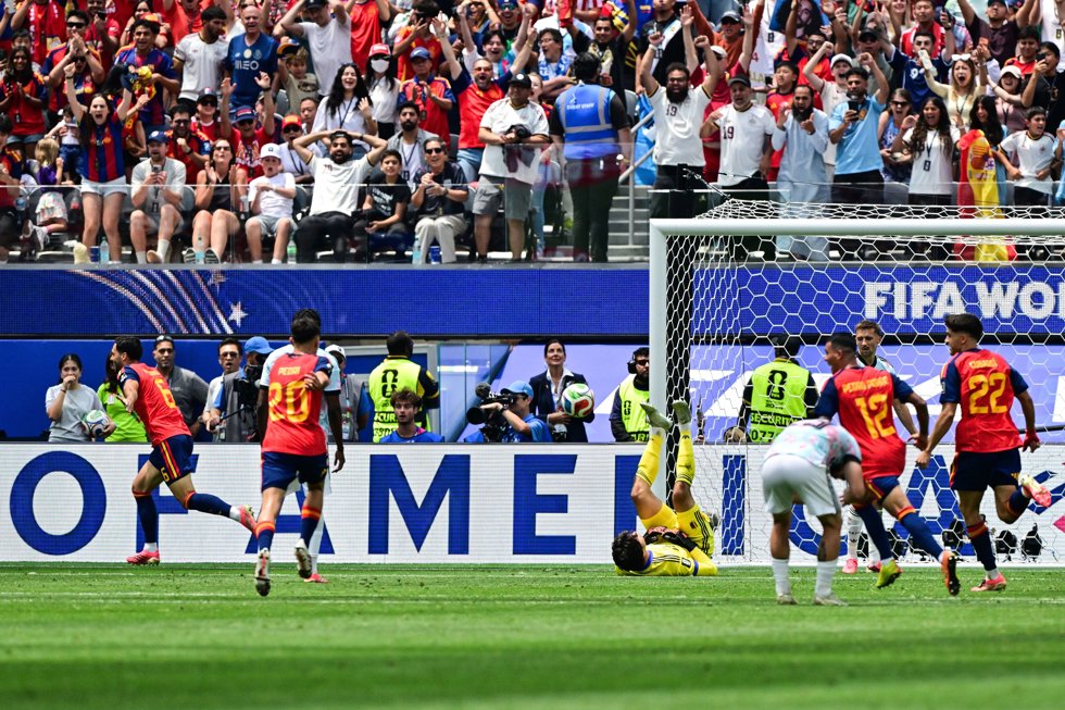 10 July 2026, US, Inglewood: Spain's Mikel Merino (L) celebrates scoring his side's second goal during the 2026 FIFA World Cup quarterfinal soccer match between Spain and Belgium at Los Angeles Stadium. Photo: Dirk Waem/Belga/dpa