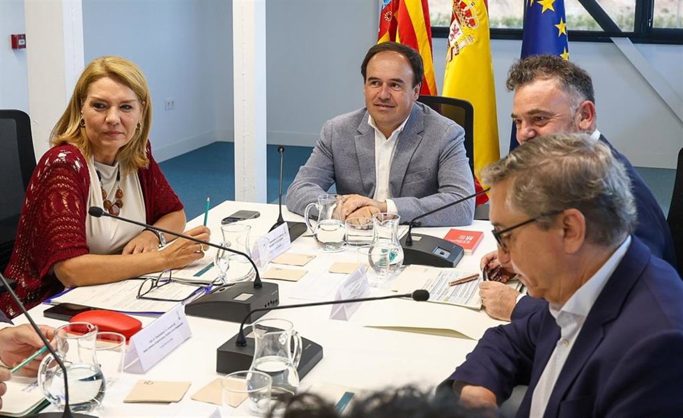 El 'president' de la Generalitat Valenciana, Juanfran Pérez Llorca (c), este viernes durante el pleno del Consell celebrado en La Nucia (Alicante)