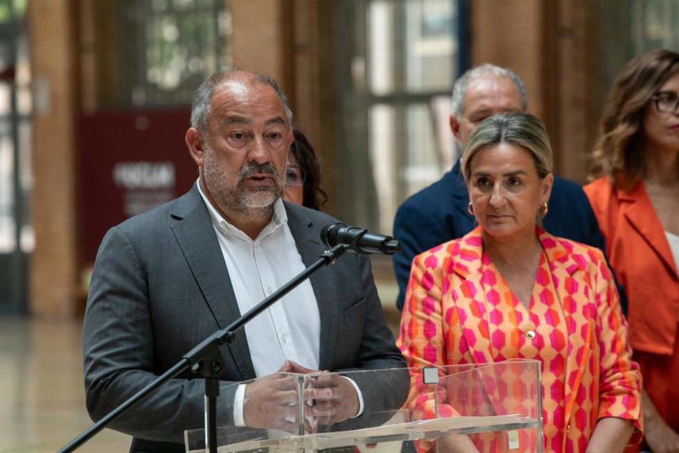 El rector de la Universidad de Castilla-La Manca, José Julián Garde, durante su intervención en un acto en Toledo, junto a la ministra de Educación, Cultura y Deportes, Milagros Tolón.
