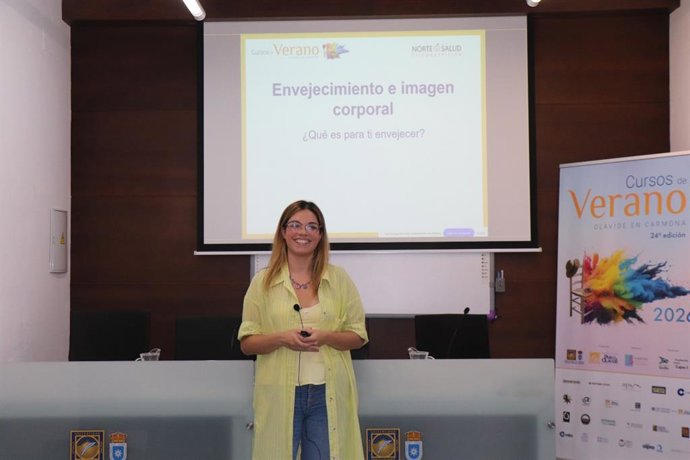La psicóloga sanitaria especializada en imagen corporal, Joana Pla, ofrece la conferencia 'Emociones, imagen corporal y aceptación en el envejecimiento' como parte de la programación de los cursos de verano de la Universidad Pablo de Olavide en Carmona