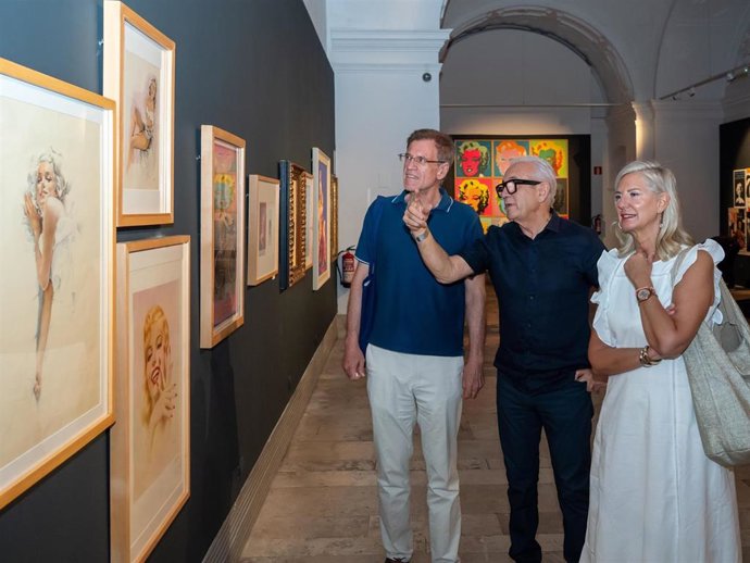 La concejala de Educación y Cultura, Irene Carvajal,  junto al coleccionista Joseluís Rupérez.