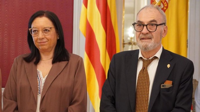 La presidenta de Les Corts, Llanos Massó, recoge la memoria anual del CVC entregada por su presidente, José Mª Lozano