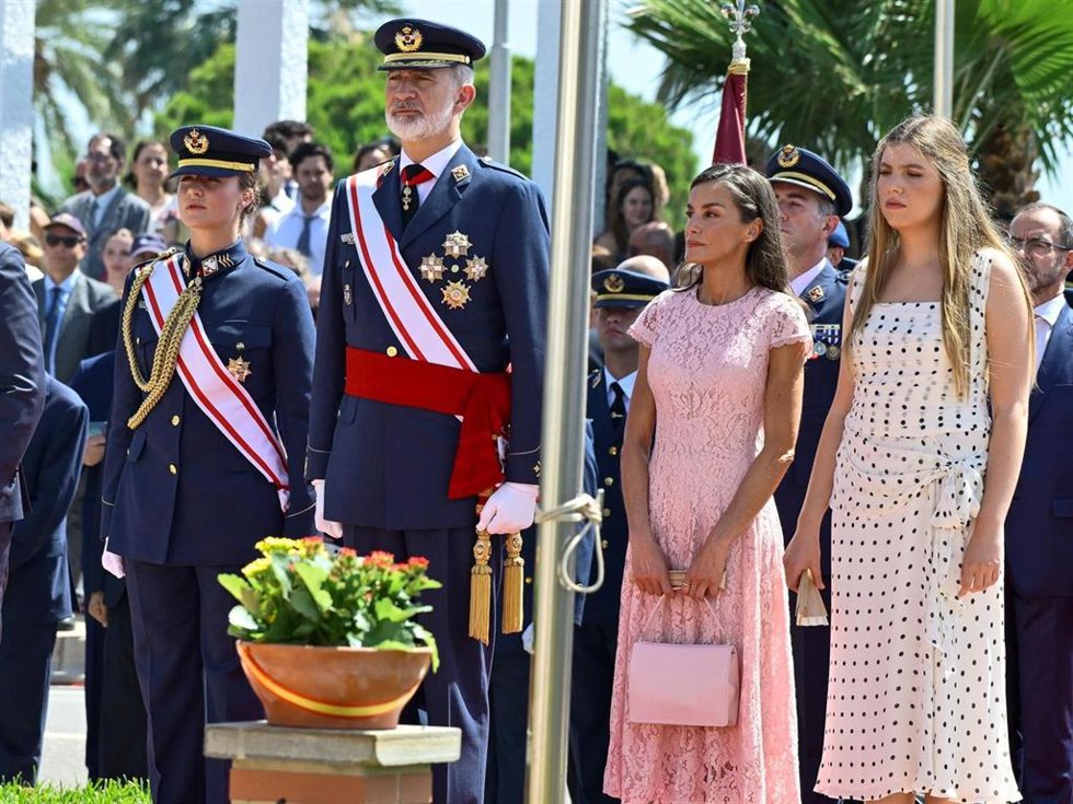 La Princesa Leonor ha recibido el Real Despacho de Alférez con el apoyo de los Reyes y su hermana Sofía