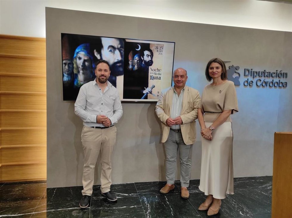 El delegado de Cultura de la Diputación, Gabriel Duque (centro), en la presentación de la Noche de la Media Luna de Aguilar de la Frontera.
