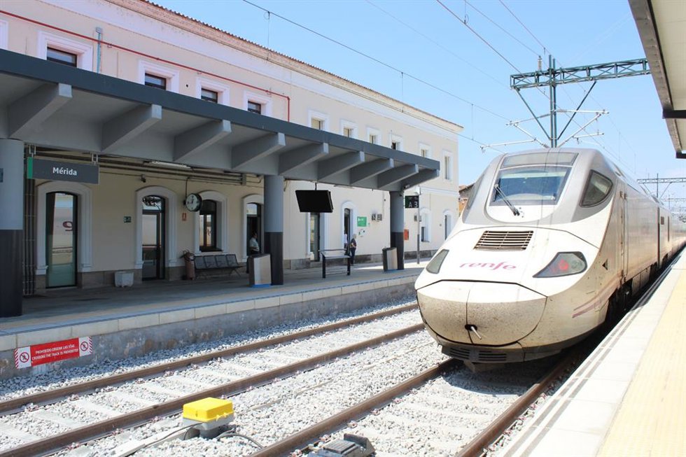 Archivo - Tren Alvia en la Estación de Mérida.