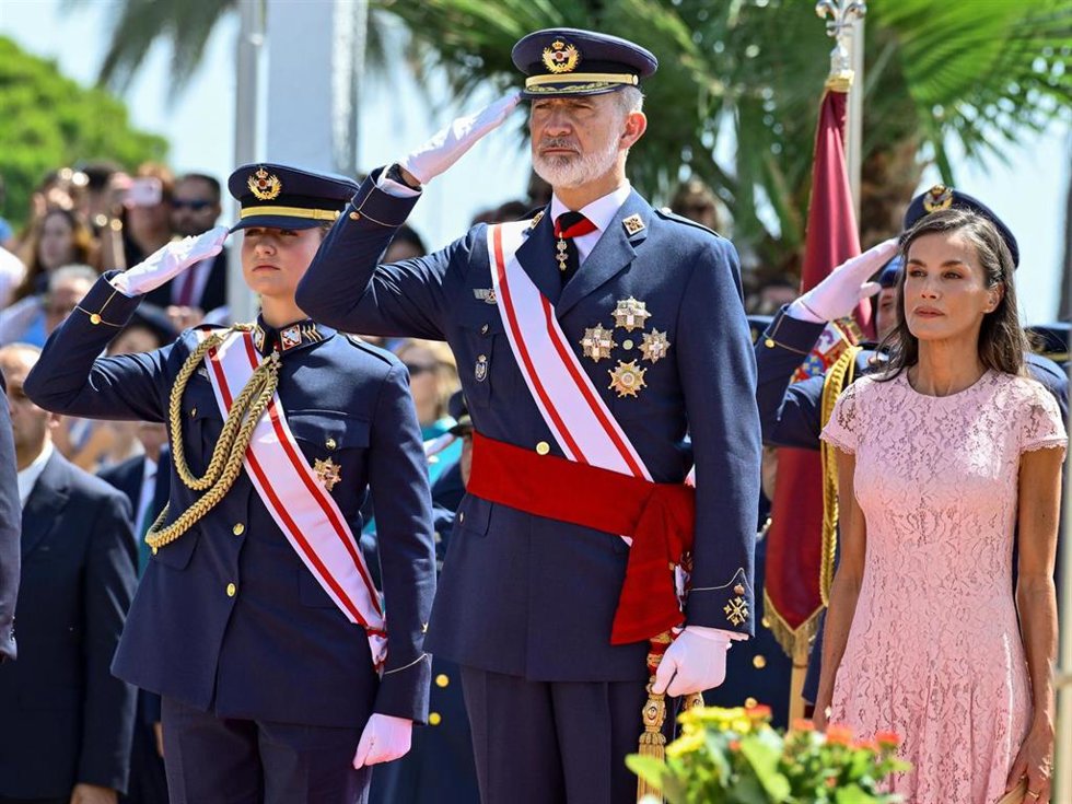 La Reina Letizia, junto al Rey Felipe y la Princesa Leonor en la despedida de la heredera al trono al Ejército