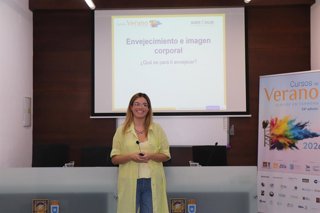 La psicóloga sanitaria especializada en imagen corporal, Joana Pla, ofrece la conferencia 'Emociones, imagen corporal y aceptación en el envejecimiento' como parte de la programación de los cursos de verano de la Universidad Pablo de Olavide en Carmona