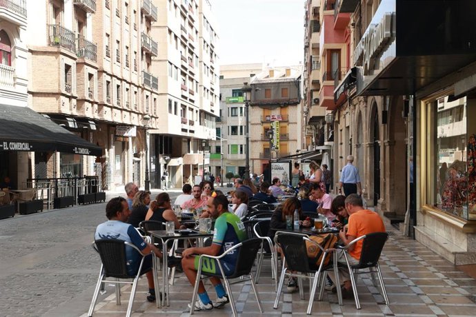 Archivo - Terraza de un bar en la calle Bernabé Soriano.