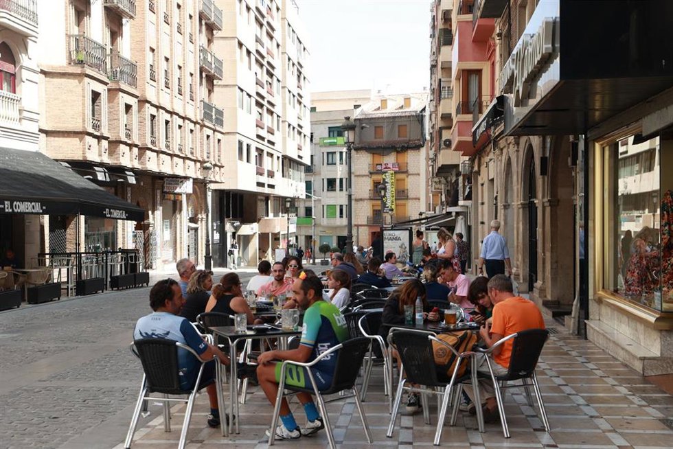 Archivo - Terraza de un bar en la calle Bernabé Soriano.