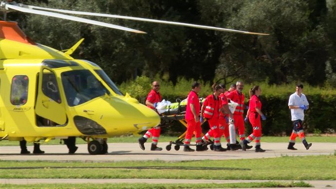 Traslado a Sevilla en helicóptero de heridos del incendio forestal de Los Gallardos (Almería).