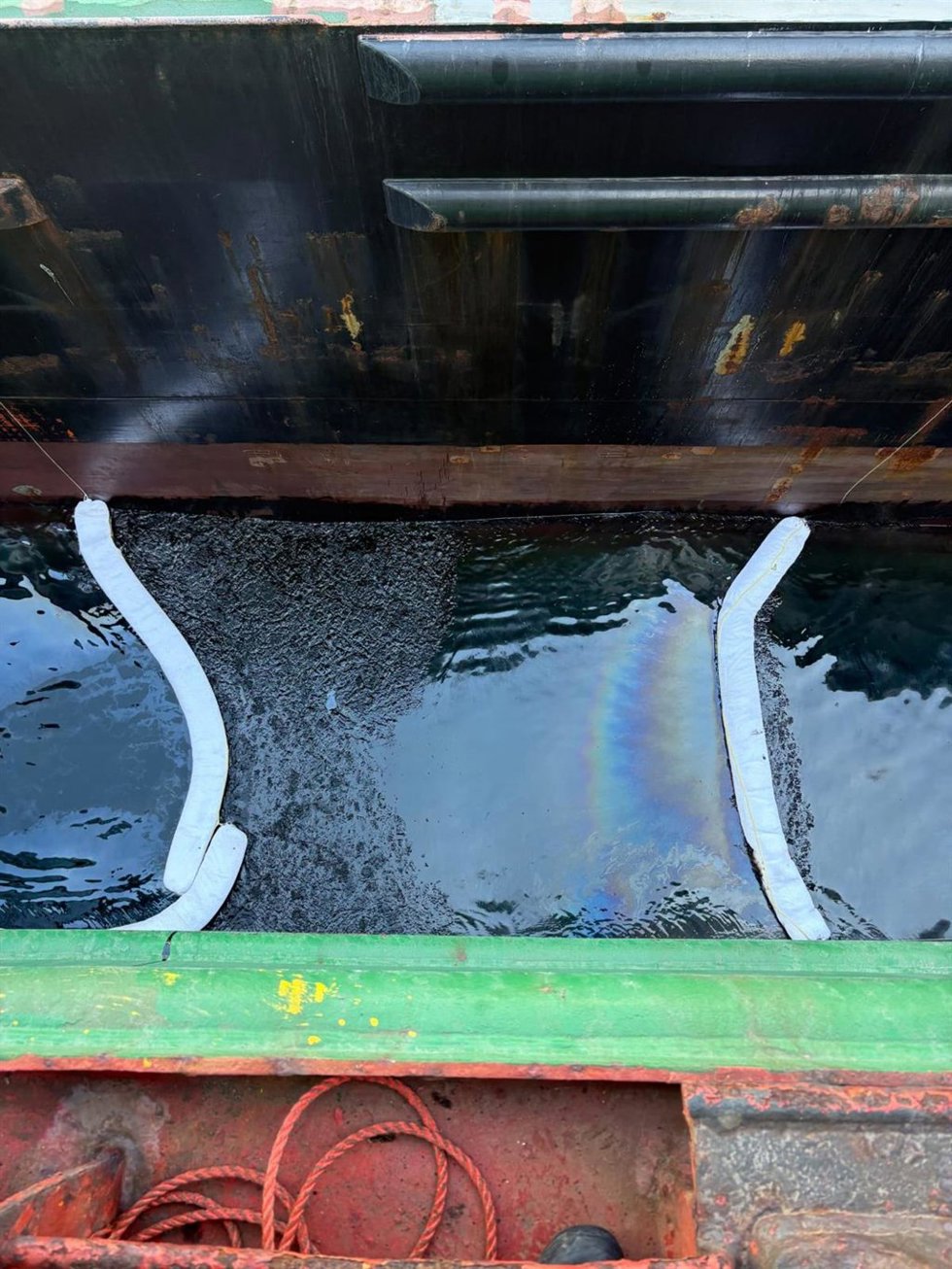 Vertido de fuel provocado por un barco en la Bahía de Algeciras.