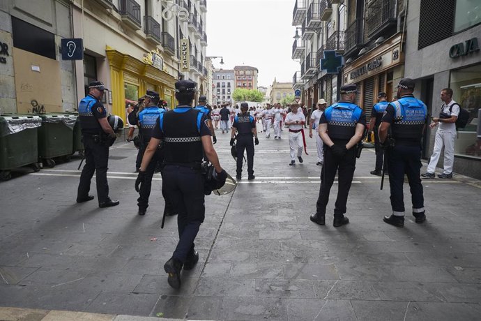 Archivo - Varios agentes de policía, en una imagen de archivo