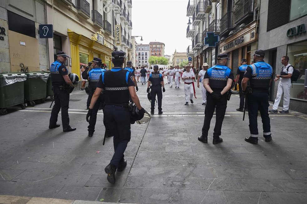 Archivo - Varios agentes de policía, en una imagen de archivo