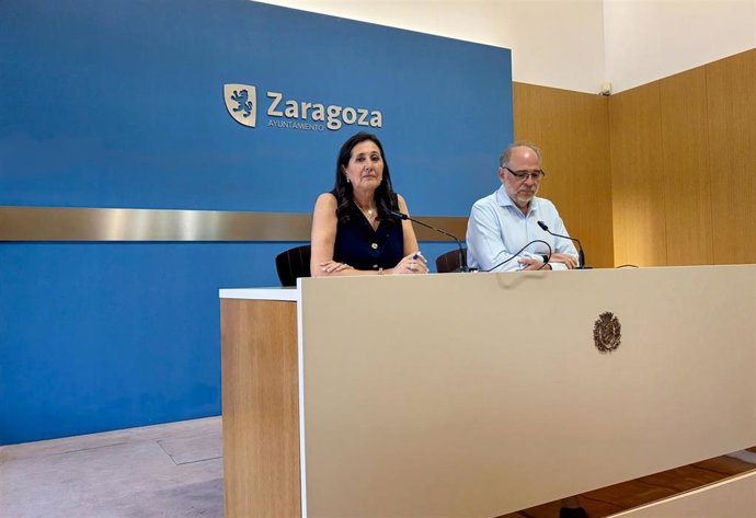 El consejero municipal de Participación Ciudadana y Régimen Interior, Alfonso Mendoza, y la concejal delegada de Barrios Rurales, Paloma Espinosa, en rueda de prensa.