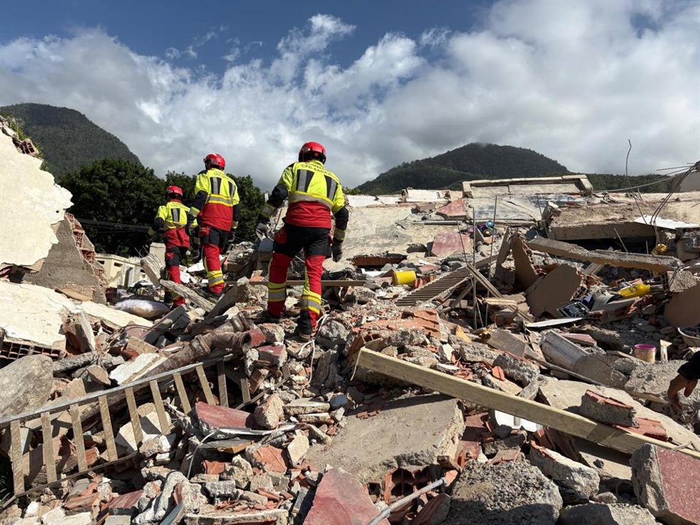 Imagen de archivo de varios bomberos ayudando en las labores de rescate en Venezuela.