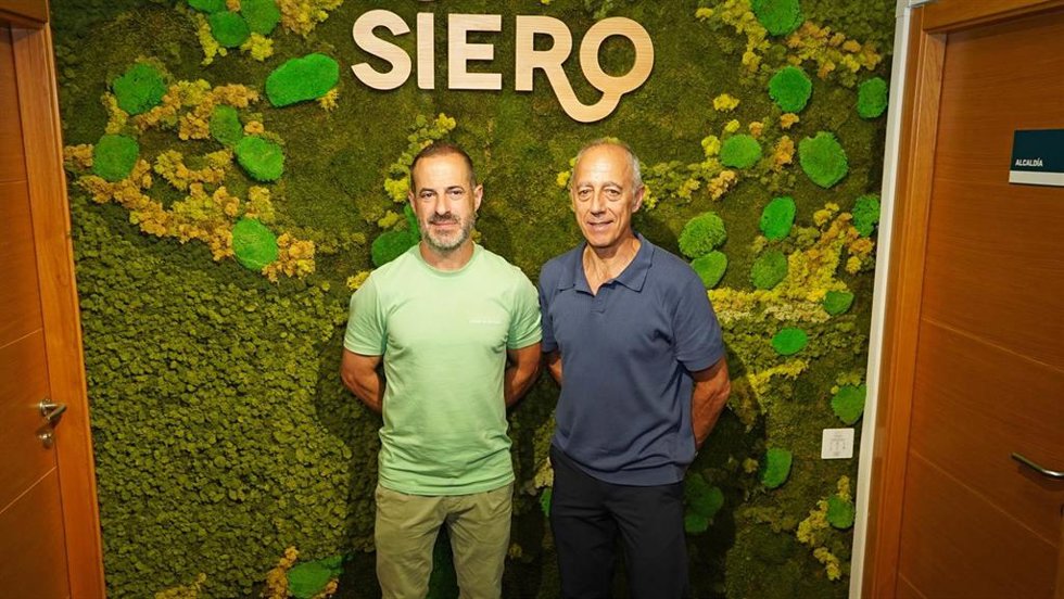 El alcalde de Siero, Ángel García, y el concejal de Deporte, Salud y Protección contra Incendios, Jesús Abad.