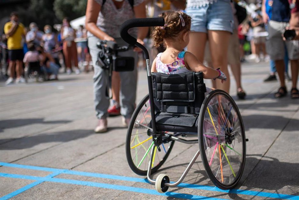 Archivo - Una niña con movilidad reducida participa en la primera Carrera Infantil Adaptada en las fiestas de Sant Roc, a 14 de agosto de 2021, en Barcelona, Catalunya (España). 
