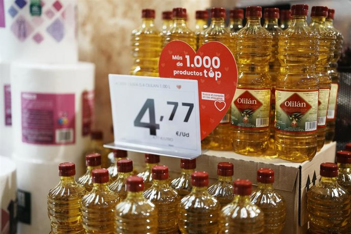 Archivo - Detalle del precio y oferta de los 1.000 productos en un supermercado Eroski, a 16 de marzo de 2023, en Bilbao, Vizcaya, País Vasco (España). Eroski lanzó el lunes, 13 de marzo, una iniciativa enmarcada dentro de la campaña comercial 'Cesta que 