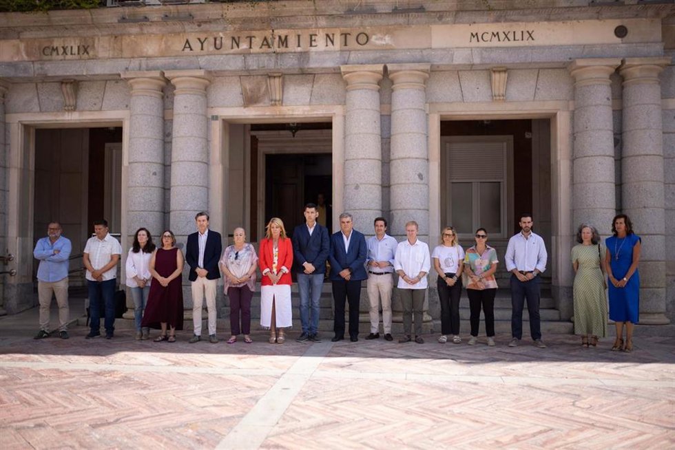 Minuto de silencio en el Ayuntamiento de Huelva por el incendio de Los Gallardos (Almería).