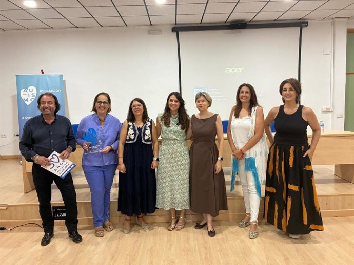 Blanca Torrent (2ª izda.) y Verónica del Pino (3ª izda.), junto a otros responsables municipales y de Autismo Córdoba.