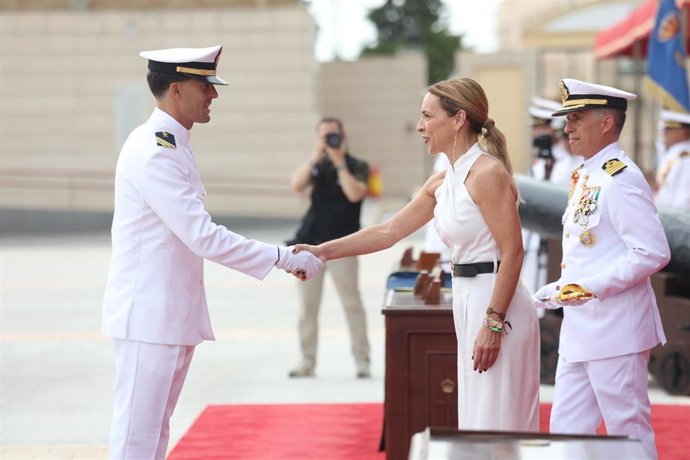 Almudena MArtínez en la ceremonia de entrega de despachos a suboficiales de la Armada en San Fernando.