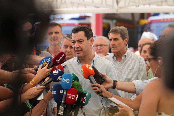El presidente de la Junta de Andalucía, Juanma Moreno, en una atención a los medios en el puesto de mando avanzado por incendio forestal en Los Gallardos (Almería).