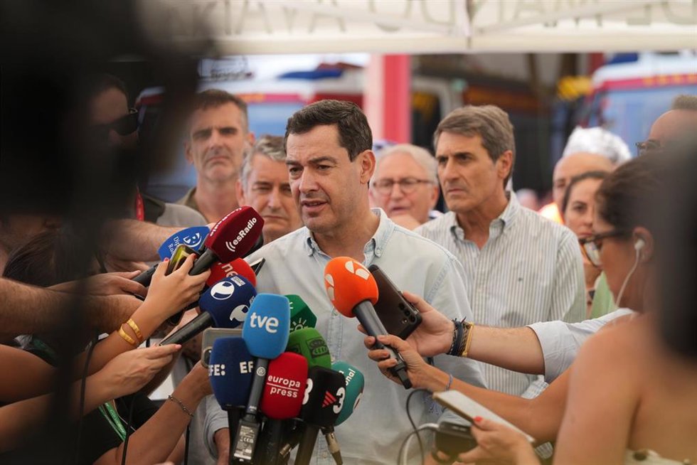 El presidente de la Junta de Andalucía, Juanma Moreno, en una atención a los medios en el puesto de mando avanzado por incendio forestal en Los Gallardos (Almería).