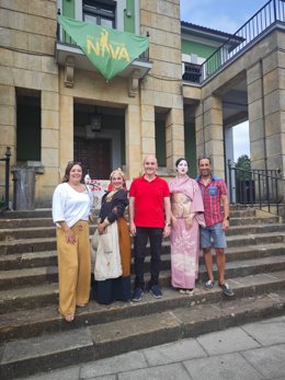 El director general de Patrimonio Cultural, Pablo León, ayer en Nava junto al equipo artístico de la función y miembros de la corporación municipal.