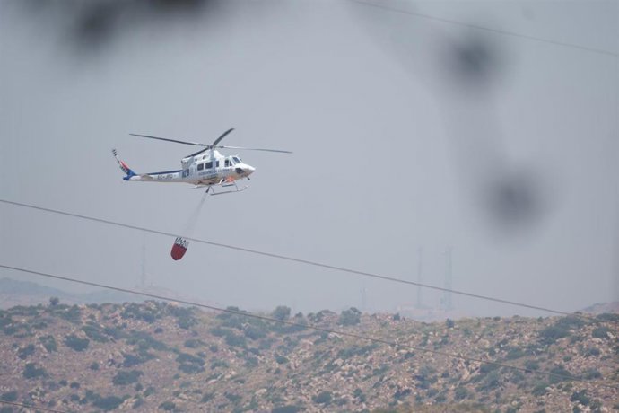 Medios aéreos trabajan en las labores de extinción del incendio forestal de los Gallardos (Almería), a 10 de julio de 2026, en Los Gallardos, Almería, Andalucía (España)