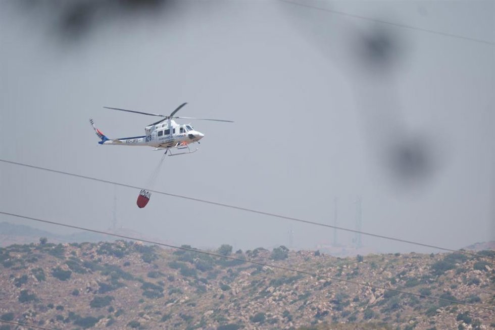 Medios aéreos trabajan en las labores de extinción del incendio forestal de los Gallardos (Almería), a 10 de julio de 2026, en Los Gallardos, Almería, Andalucía (España)