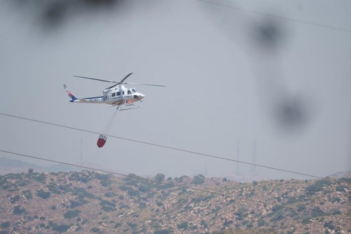 Meios aéreos atuam nas operações de combate ao incêndio florestal em Los Gallardos (Almería), em 10 de julho de 2026, em Los Gallardos, Almería, Andaluzia (Espanha). O incêndio florestal que começou nesta quinta-feira, 9 de julho, na localidade de Los Gal
