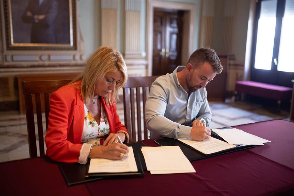 El Ayuntamiento de Huelva y la empresa Intur Soluciones Inmobiliarias han suscrito un convenio de colaboración para dar continuidad a las investigaciones arqueológicas en el cabezo de San Pedro.