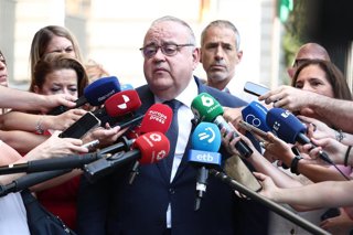 El consejero de Sanidad de Castilla y León, Alejandro Vázquez, ofrece declaraciones a la prensa antes de la reunión del pleno del CISNS, a 10 de julio de 2026, en Madrid (España).